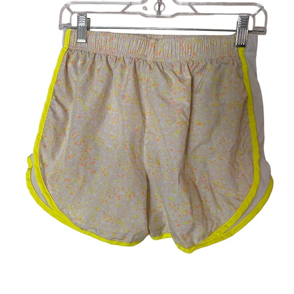 Nike running shorts size small - Picture 2 of 4